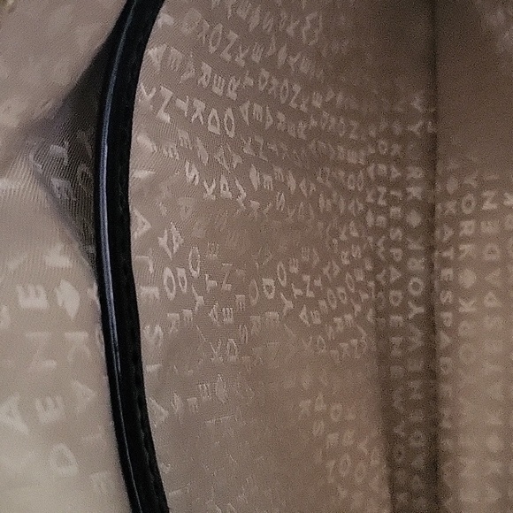 Kate spade black patent leather crossbody bag, with zipper top - Picture 5 of 6